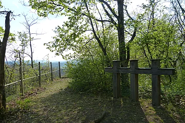 Hexenstube mit Gedenkkreuzen