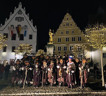 Entstauben der Masken der "Huaderle"