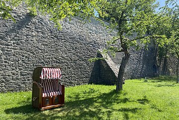 Strandkörbe im Stadtgraben