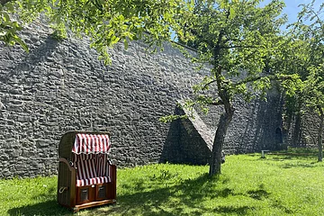 Strandkörbe im Stadtgraben