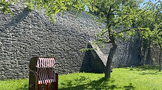 Strandkörbe im Stadtgraben