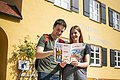 Besucher an der Tourist-Info