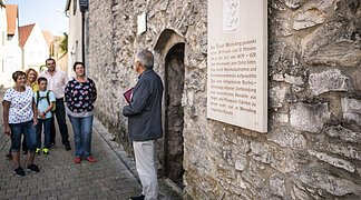Stadtführung am Folterturm Ein Stadtführer macht eine Führung durch den Folterturm.