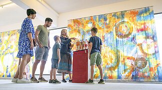 KunstMuseum Donau-Ries Eine Familie sieht sich im KunstMuseum ein Kunstwerk an.